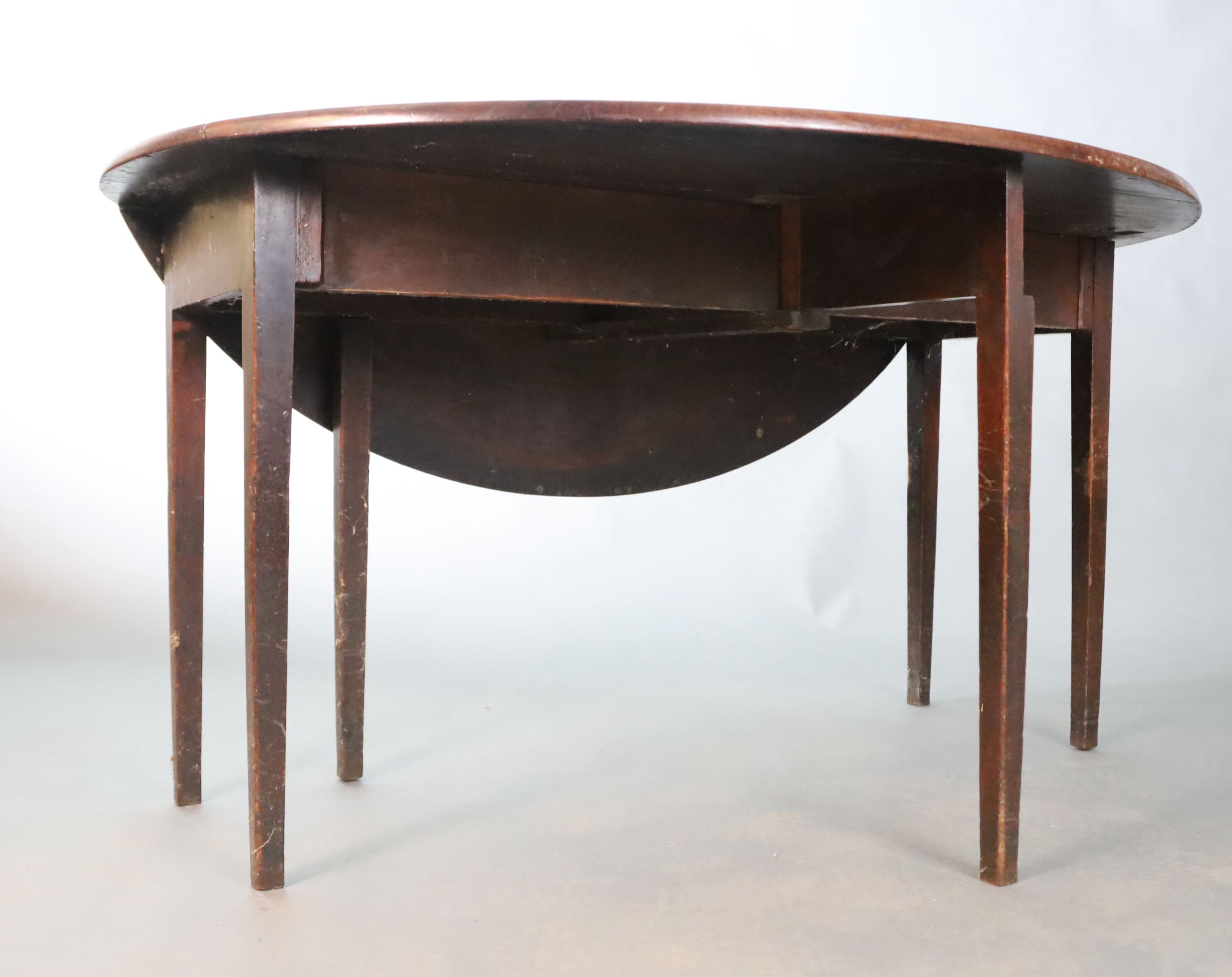 A George III mahogany supper table, W.114.5cm D.139.5cm H.74cm